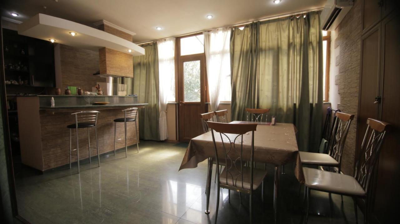 Apartment On Sanapiro Tbilisi Exterior foto